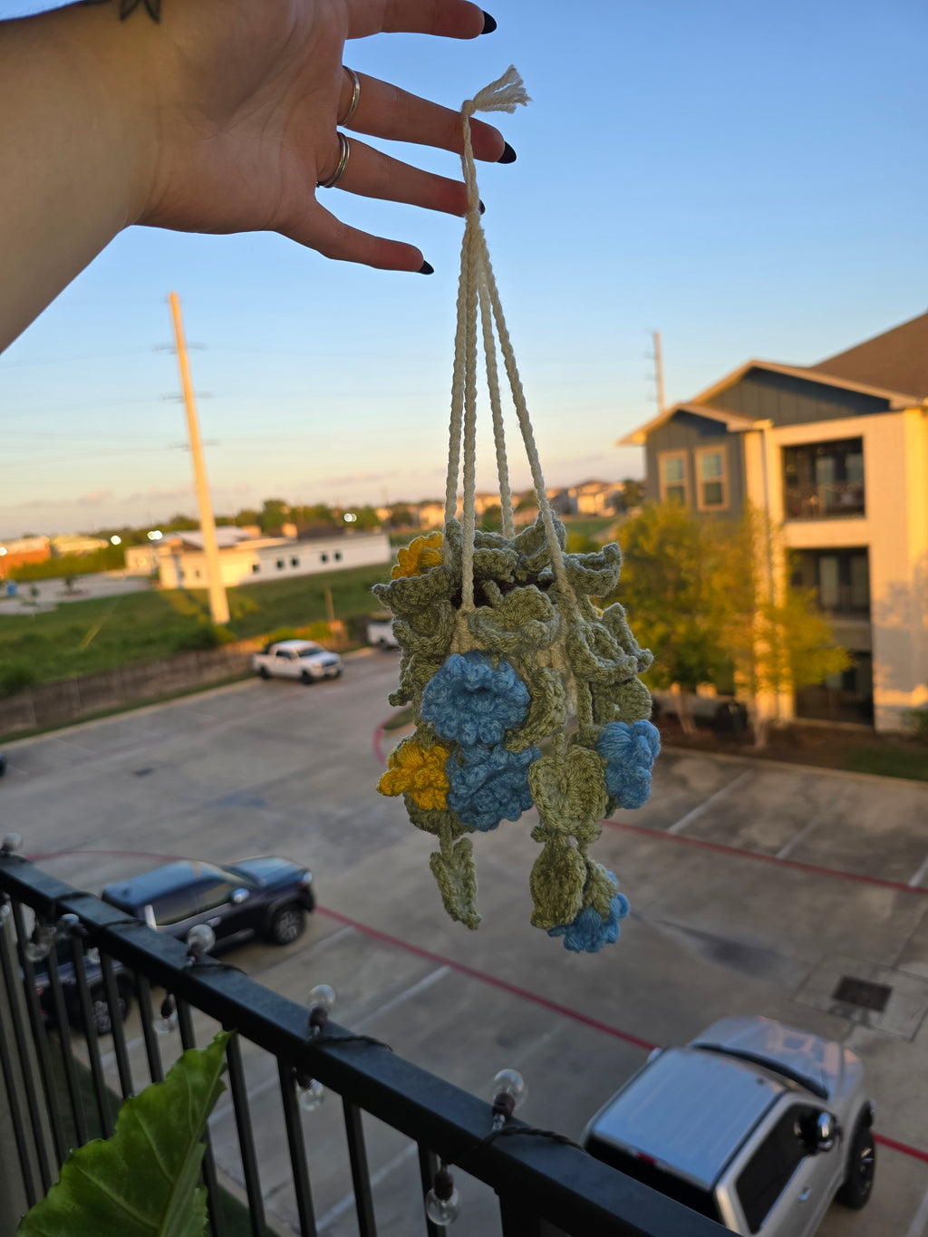Hanging plant basket